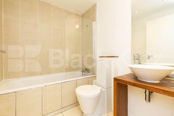 Split level modern and spacious 2 bed 2 bath in the shoreditch area  Quaker Street , Shoreditch 